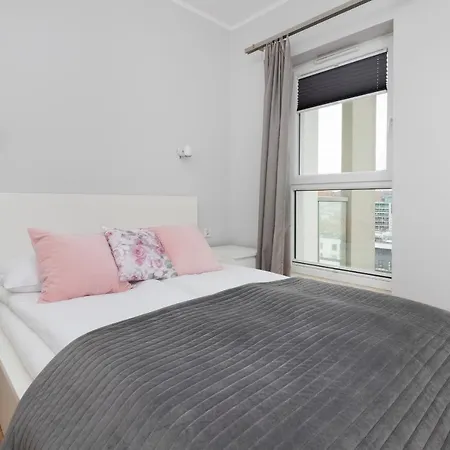 Apartment Spacious Aleja Rzeczypospolitej With Balcony By Renters Gdansk