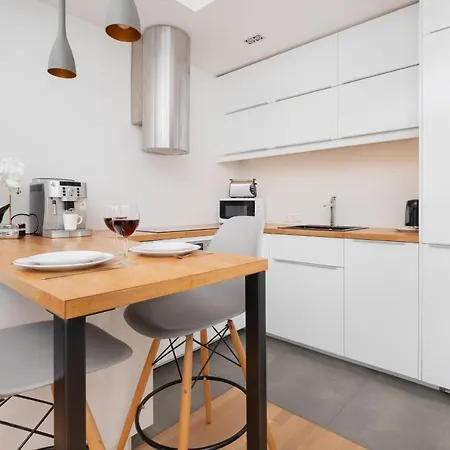Spacious Aleja Rzeczypospolitej With Balcony By Renters Apartment Gdansk