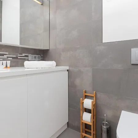 Spacious Aleja Rzeczypospolitej With Balcony By Renters Gdansk